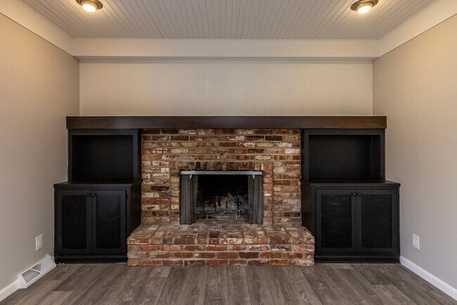 Building Photo - Newly Remodeled 4 Bedroom 2 Bath with fenc...