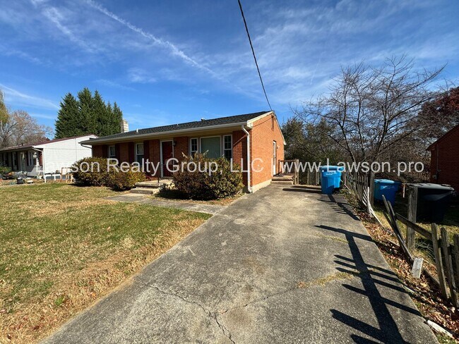 Building Photo - Solid Brick Ranch with Fenced in Yard