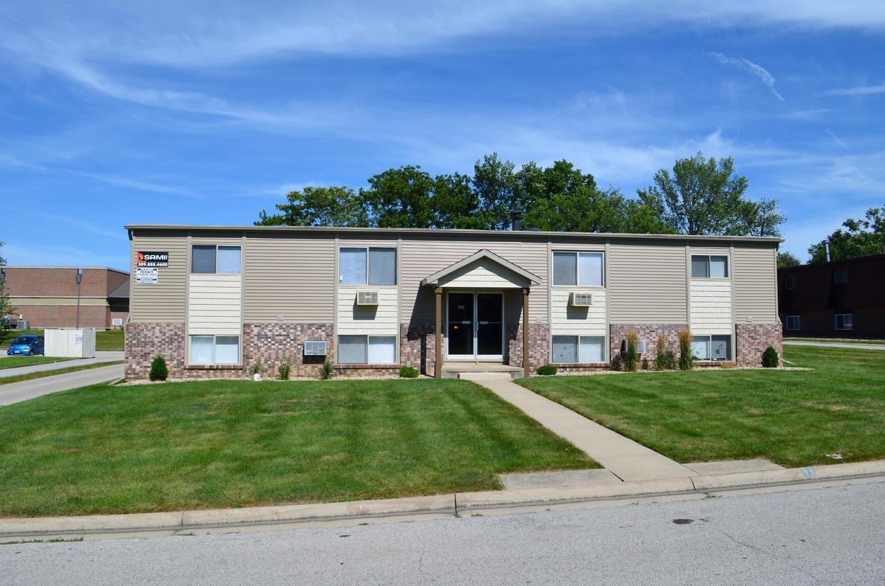 604 Hillview Dr, Normal, IL 61761 Apartment for Rent in Normal, IL