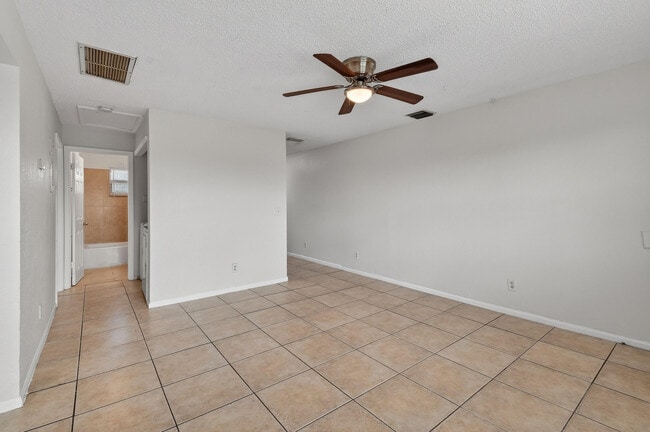 Building Photo - 1618 W 26th Ct