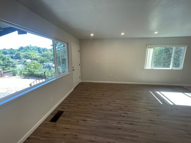 Living Room - 435 S Shepherd St