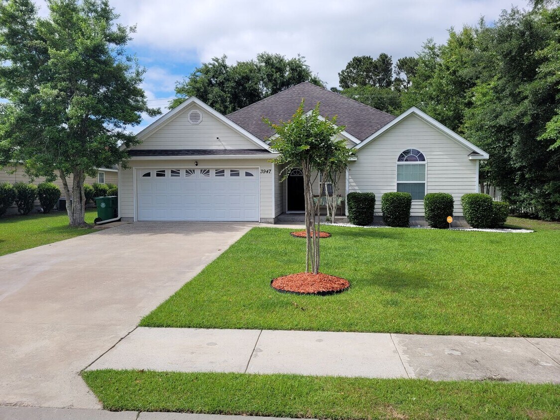 Primary Photo - Cute 4BR/2BA home. Fenced in Backyard!
