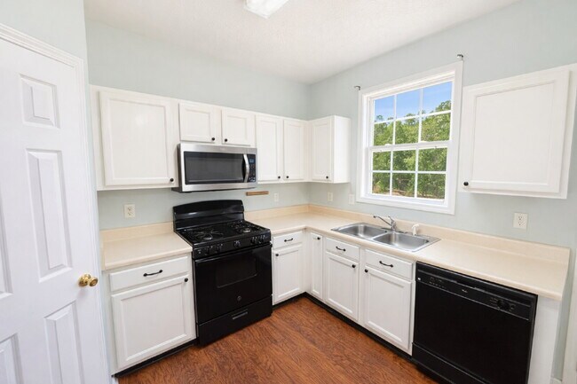 Foto del edificio - Charming 3bed Cumming Townhome with Walking Trail