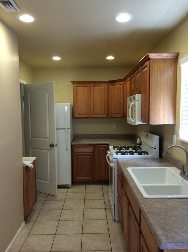 Building Photo - 1153 W 37th Pl