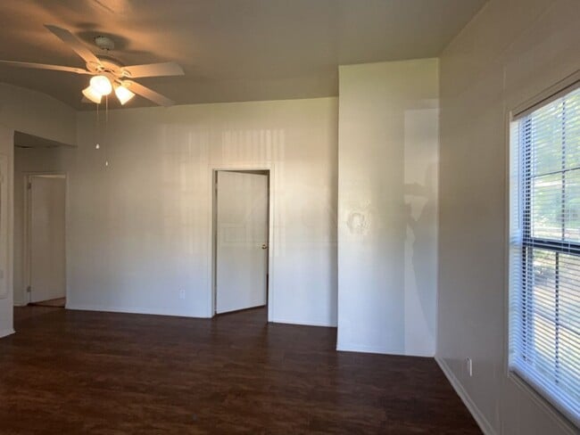 Building Photo - 916 Evergreen Dr