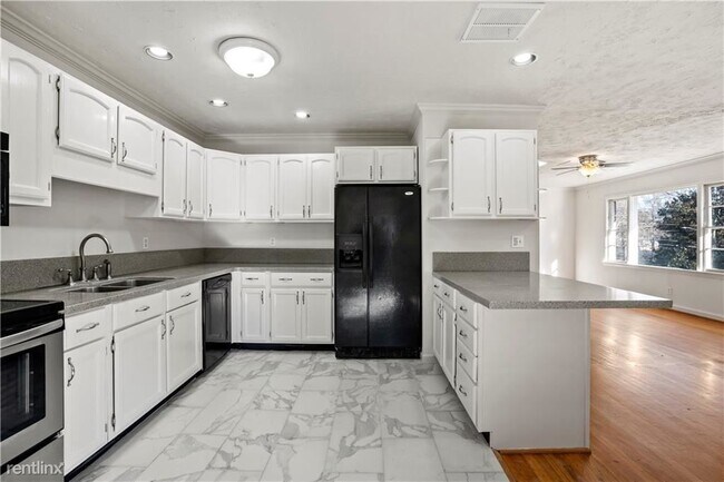 Building Photo - 3 br, 1 bath House - 3056 Rita Way Se