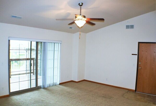 Building Photo - 545 Pond View Dr