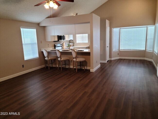 Building Photo - 823 E Rockwell Dr