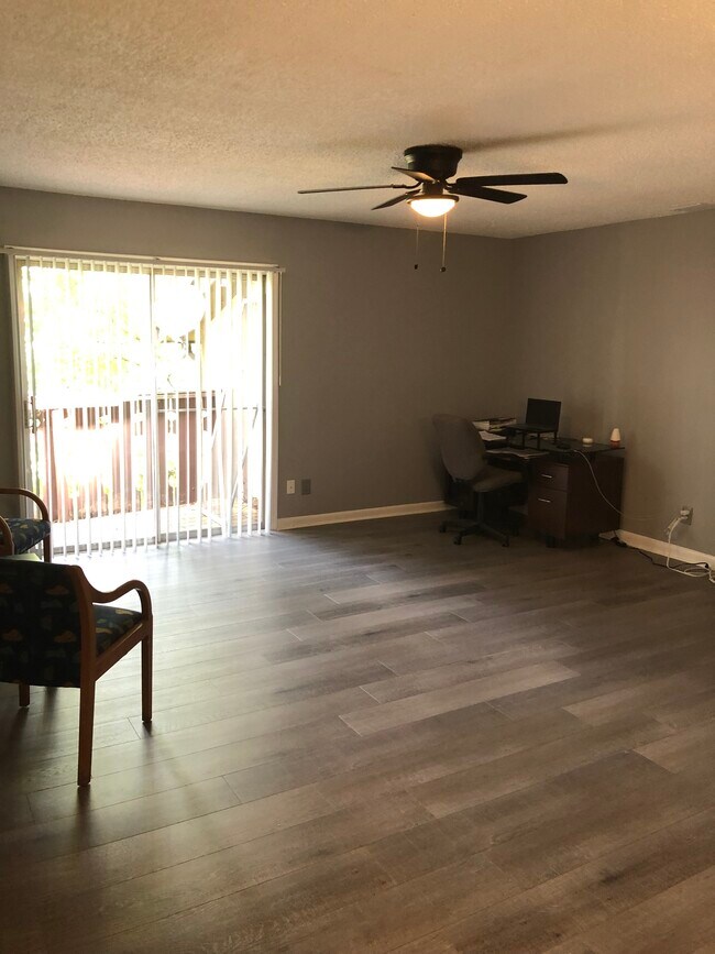 Living Room - 911 Camelot Dr