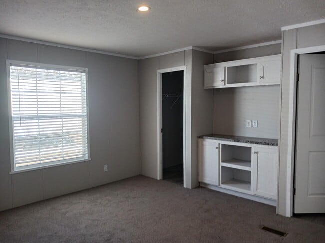 Building Photo - 80 Poppy Dr