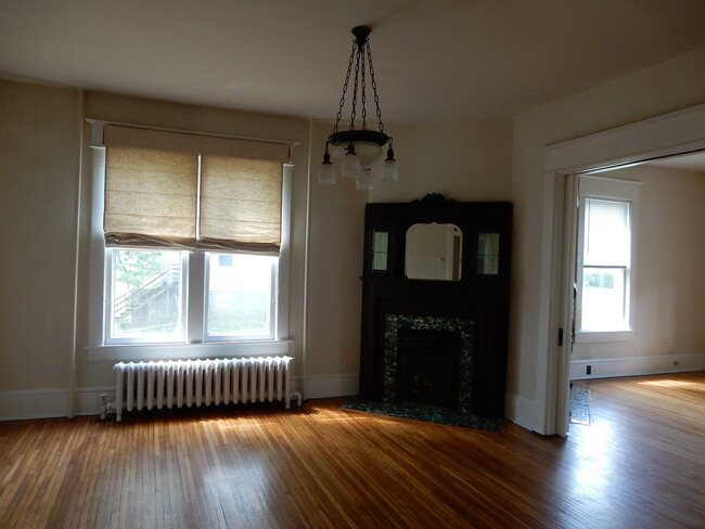 Foto del edificio - Large 3 BR home with historic touches & hu...