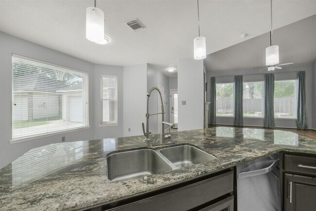 Foto del edificio - 402 Sterling Heights Ln