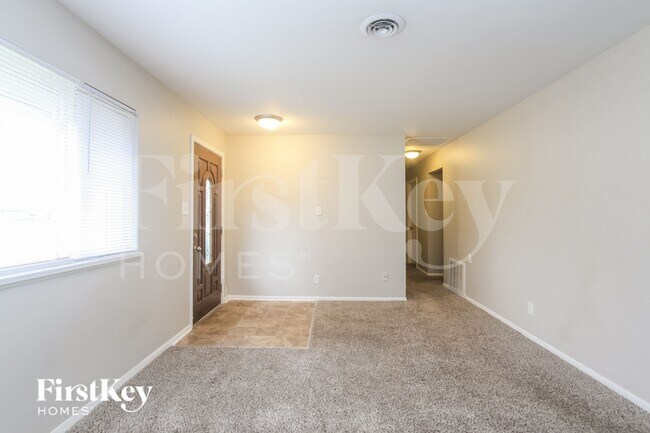 Foto del edificio - 221 Grovewood Dr