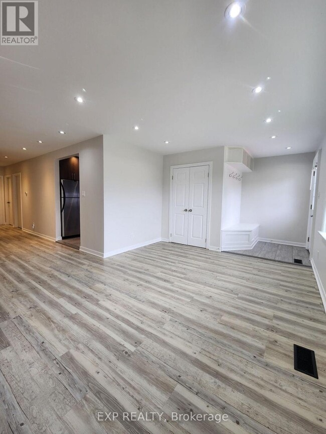 Building Photo - 98 Corby Crescent