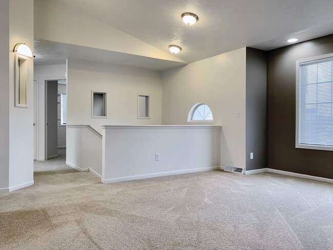 Building Photo - Four Bedroom Home in Kentwood