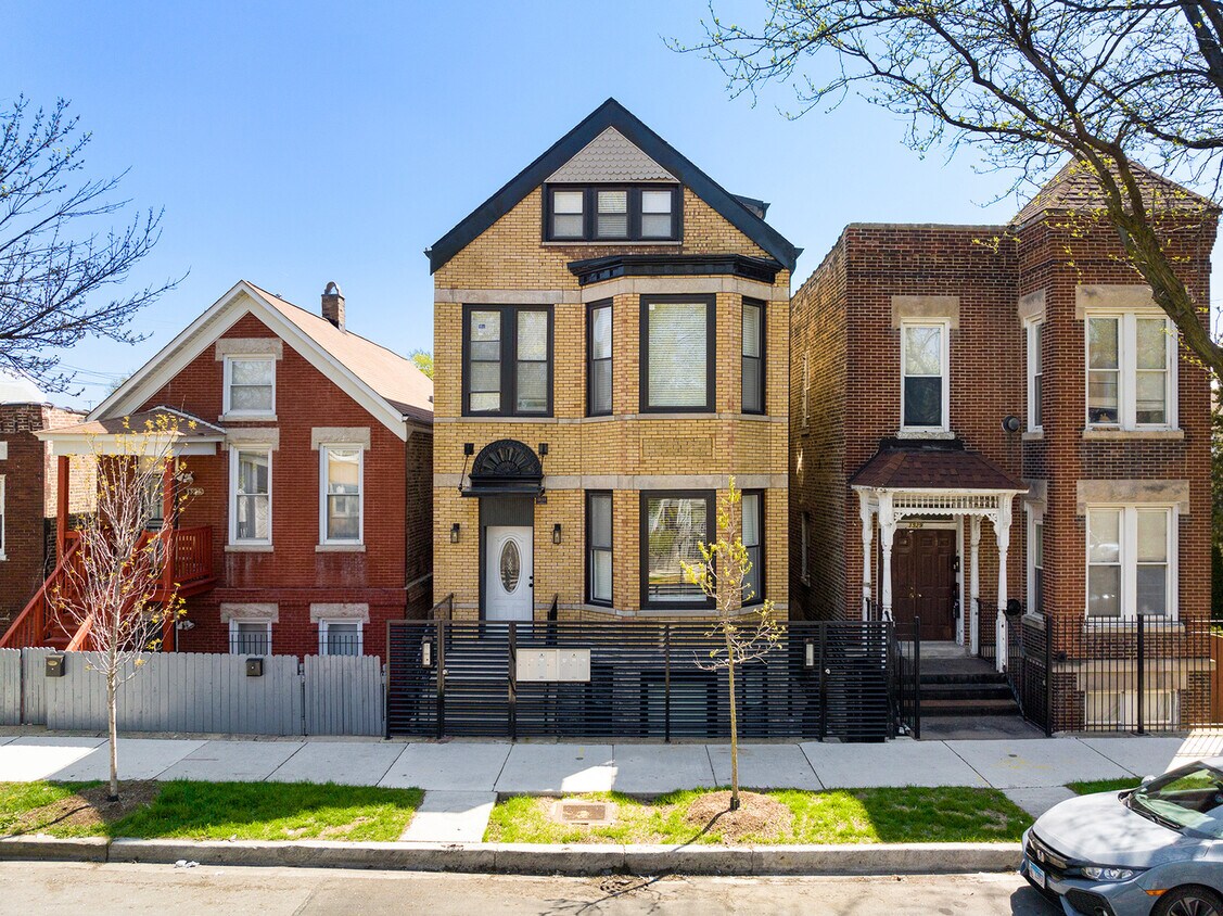 Primary Photo - 3527 S Damen Ave