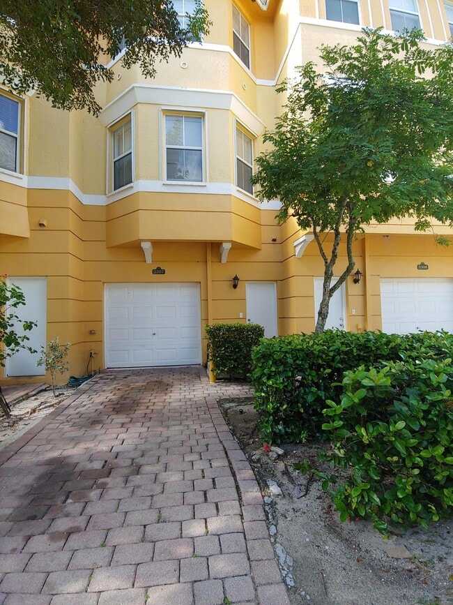 Building Photo - 3605 Shoma Dr