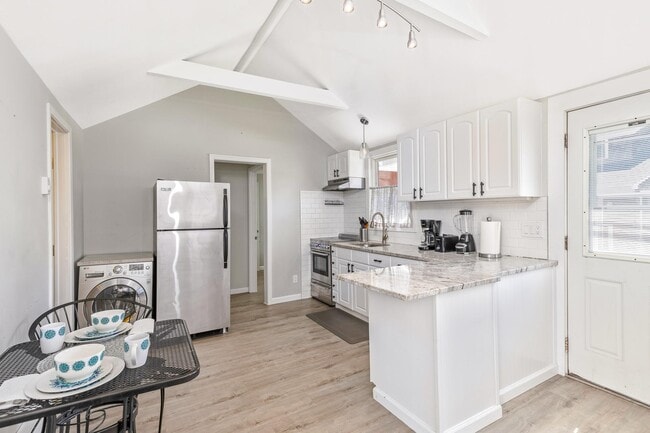 Building Photo - 572 Montauk Hwy