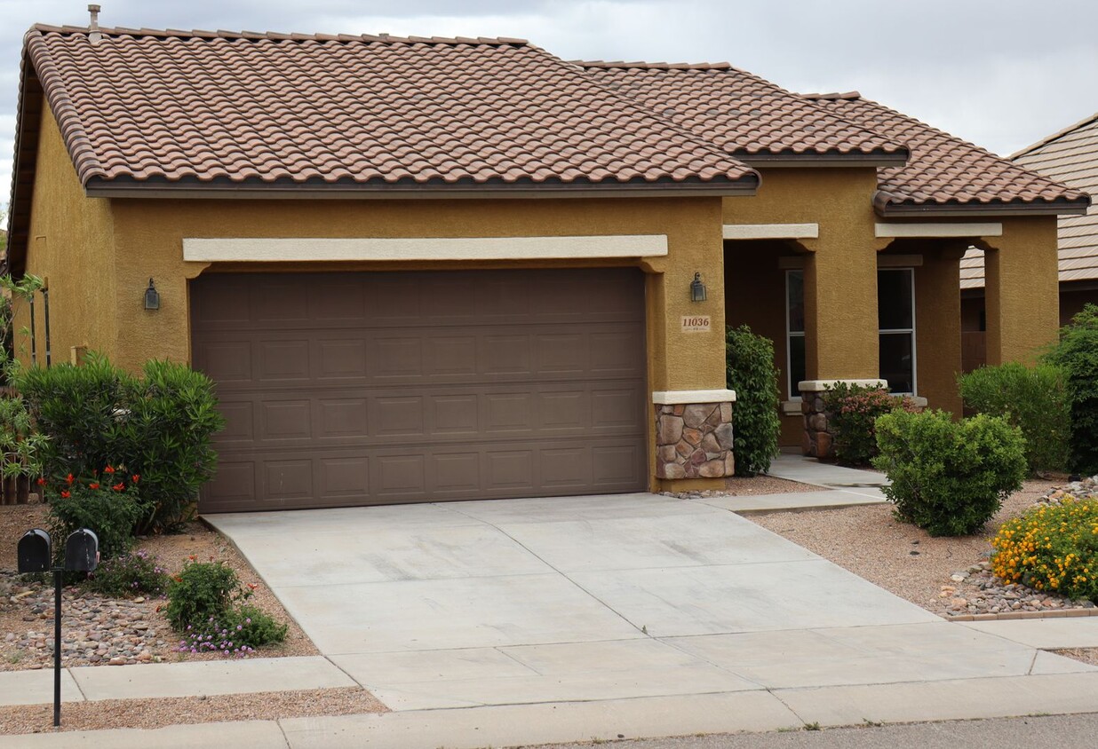 Foto principal - Corona de Tucson 3 Bed 2 Bath Single Story...