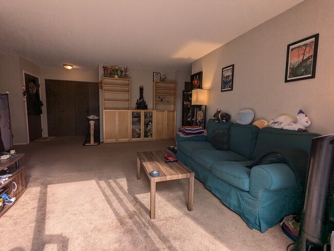 Foto del edificio - 404 Pinetree Ln