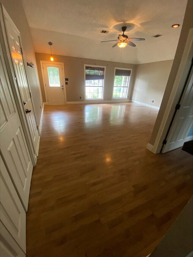 Foto del edificio - 702 Spring Hollow Dr