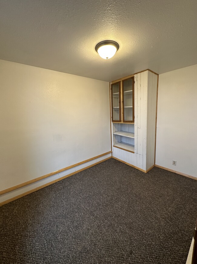 1st Bedroom - 153 E Main St