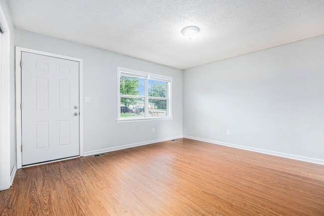 Building Photo - Beautiful 2BR/1BA Duplex in Independence!