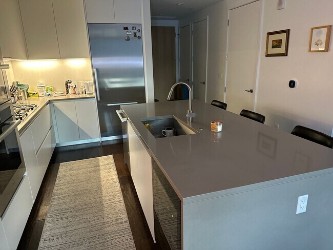 Foto del edificio - Spacious 930 SF Luxury Condo | Fifth & West | Market District