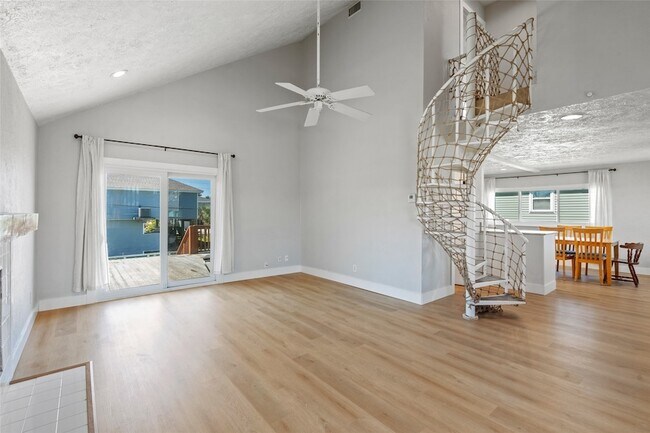 Foto del edificio - 4034 Reeves Dr