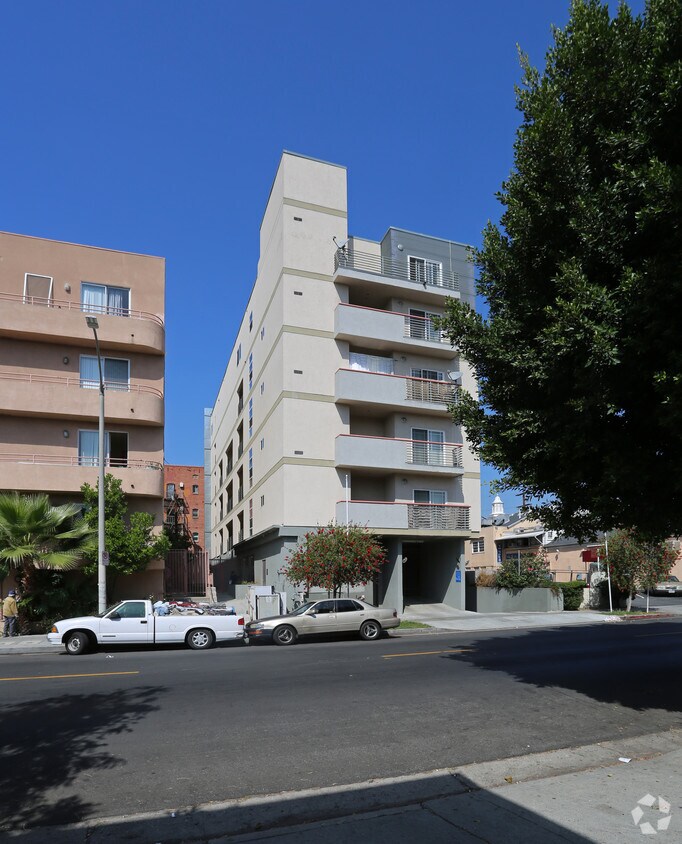 Building Photo - 815 S Harvard Blvd