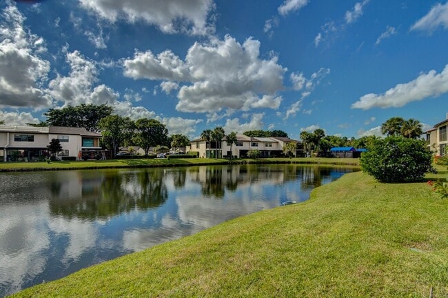 Photo - 7911 Eastlake Dr Apartment