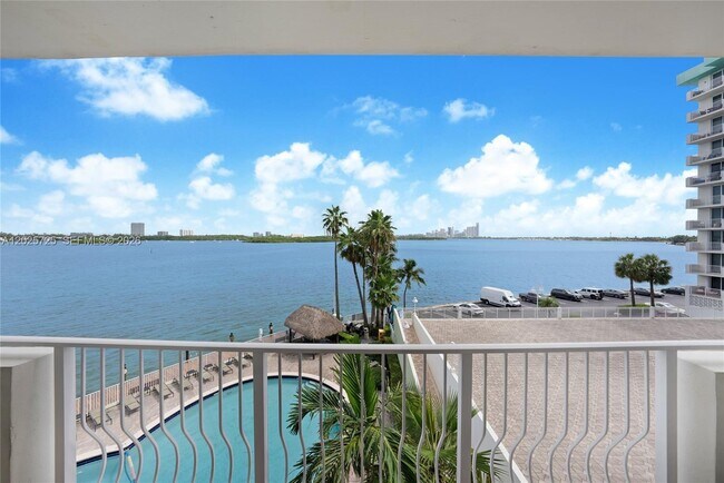 Foto del edificio - 10350 W Bay Harbor Dr