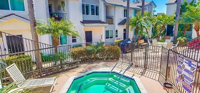 Building Photo - 2 Bedroom 2 Bath Townhome in North Pacific...