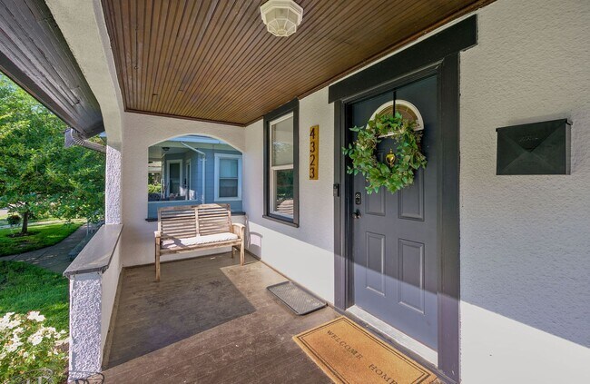 Foto del edificio - Madisonville - Charming 2-Bedroom Home – P...