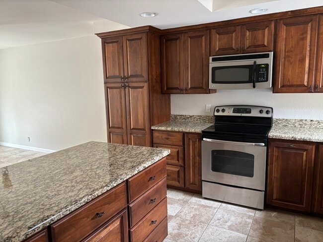 Kitchen - 6050 Henderson Dr