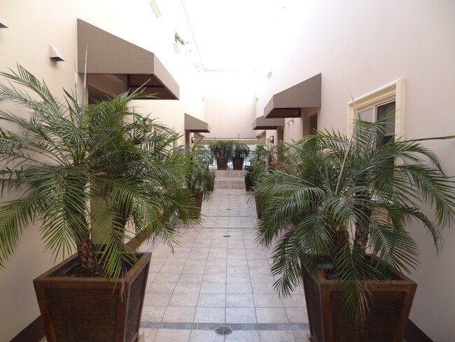 Building Photo - 5056 Laurel Canyon Blvd