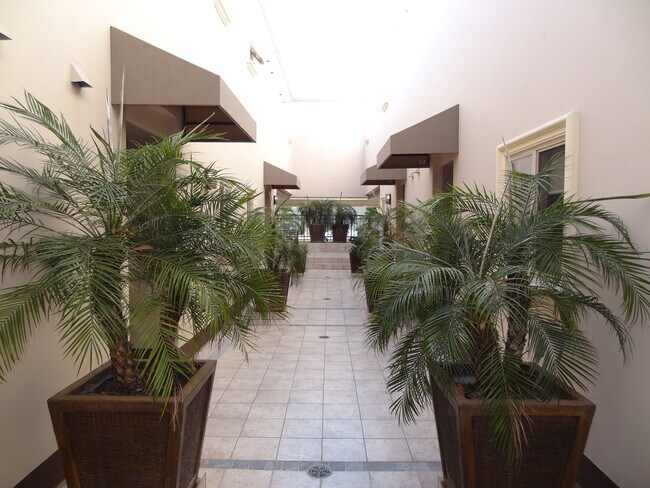 Foto del edificio - 5056 Laurel Canyon Blvd