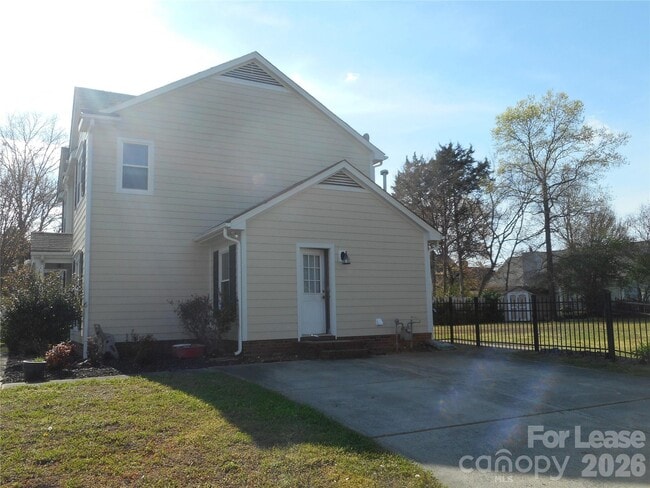 Foto del edificio - 8431 Leeper Dr