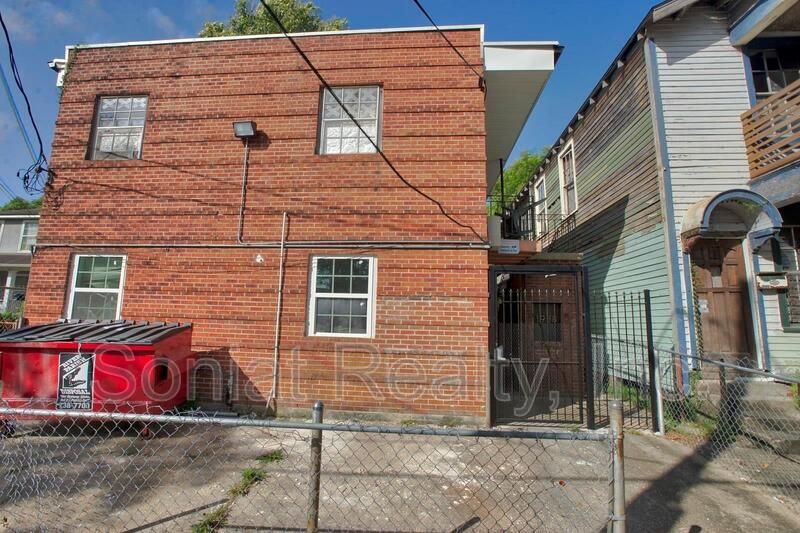 Primary Photo - 1938 Jackson Ave