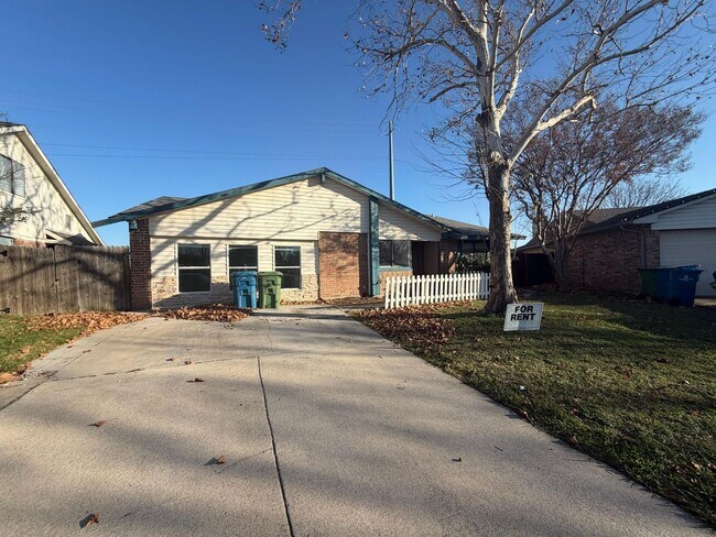 Building Photo - 2320 Montclair Cir