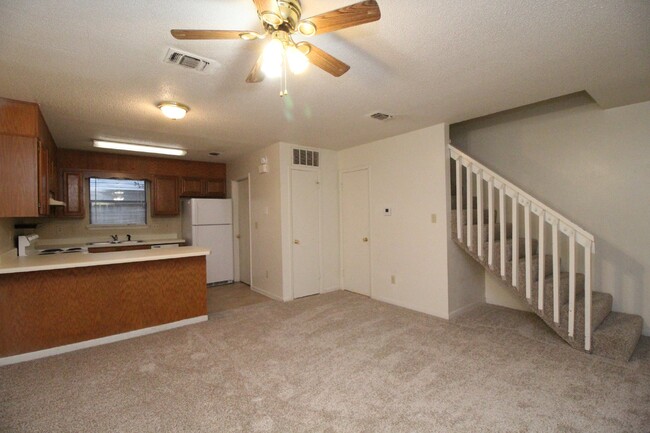 Building Photo - 2 bedroom 1.5 bathroom townhome in SE Pens...