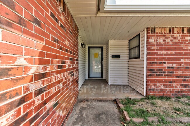Building Photo - 1613 Briar Meadow Rd