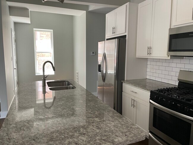 Kitchen with table/desk nook - 3634 S Hamilton Ave