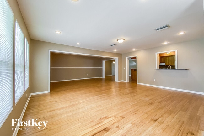Building Photo - 1841 Fox Cir
