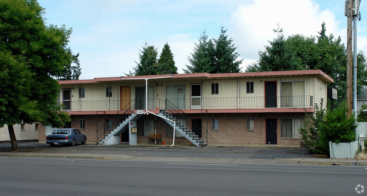 Primary Photo - The Crestview Apartments