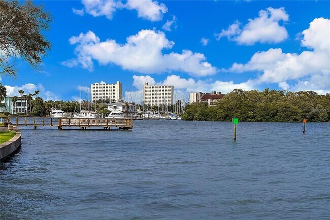 Foto del edificio - 1859 Shore Dr S