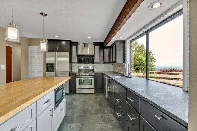 Foto del edificio - Modern Home with Stunning Views in Coveted...