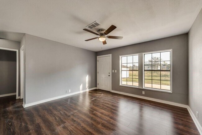 Building Photo - 109 Kelly Ln