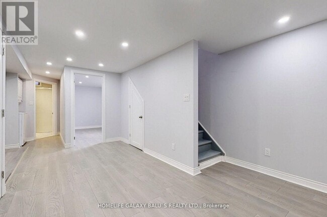 Building Photo - 2049 Blue Ridge Crescent