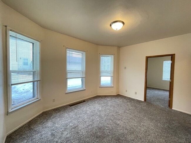 Building Photo - 410 N 52nd Ave W